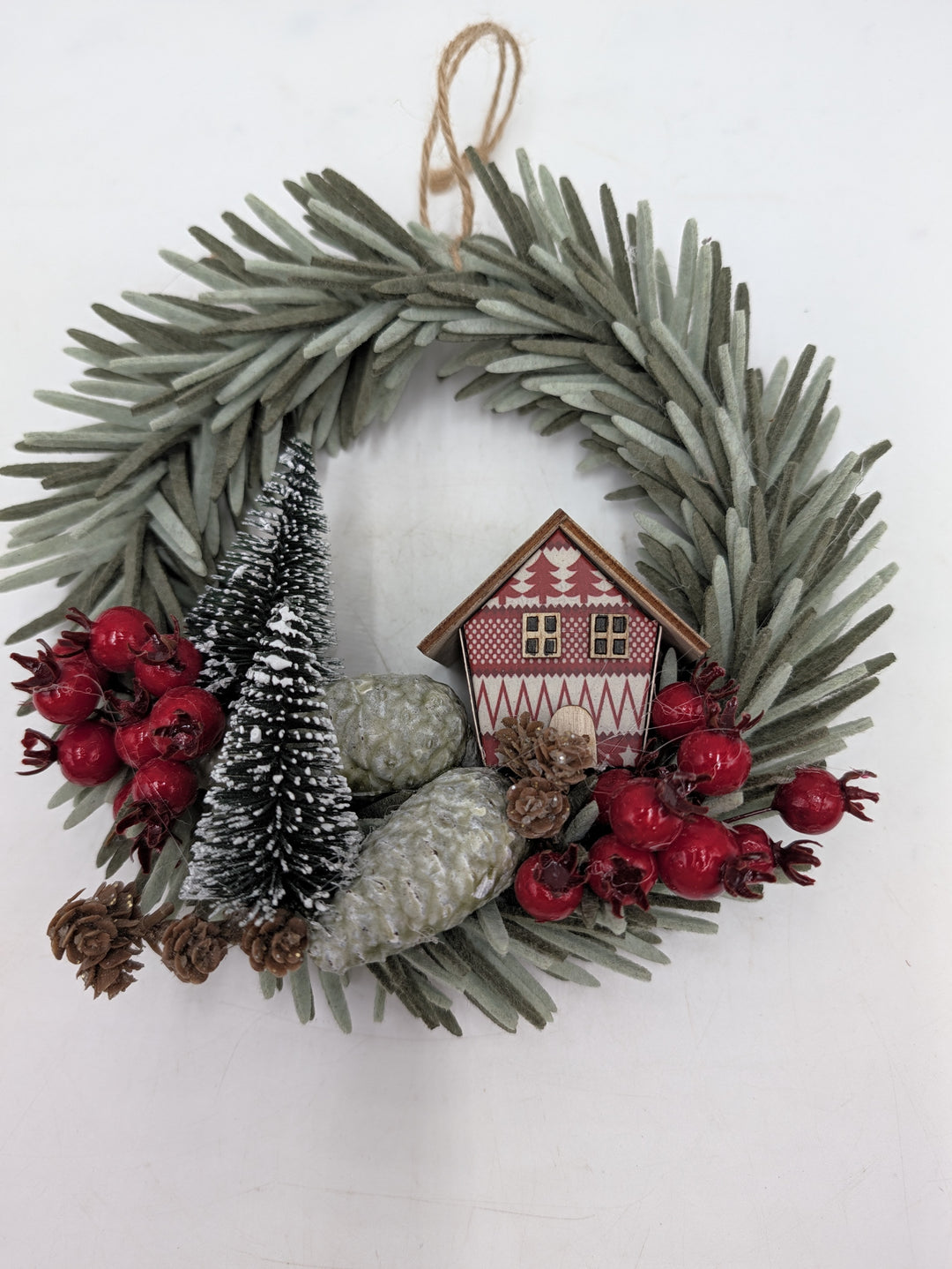 Weihnachtskranz Holzhaus Tannenbäumchen Beeren rot grün – Ansicht 3