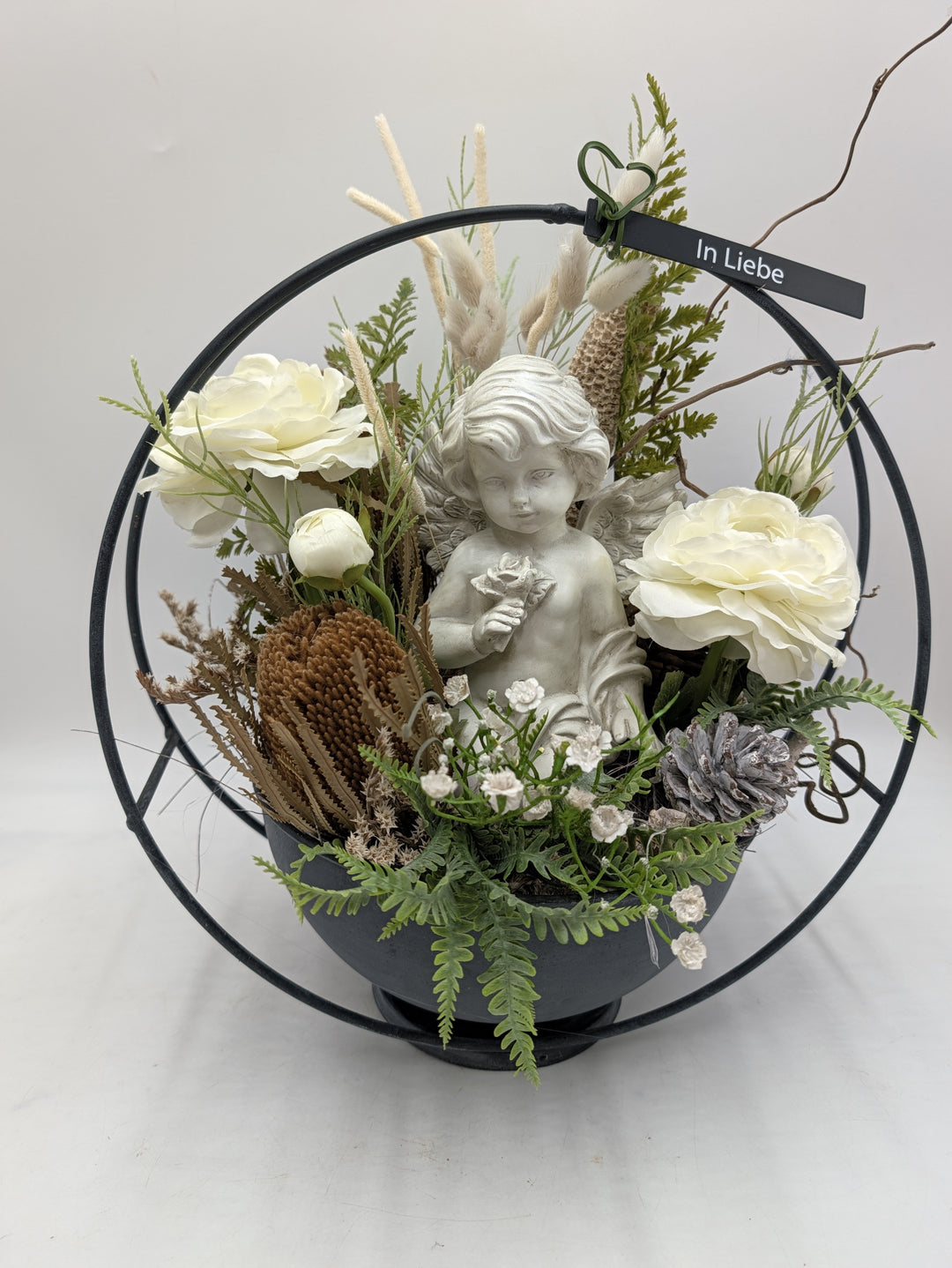 Trauergesteck Engel Rosen weiß creme im Metallring – Ansicht 3