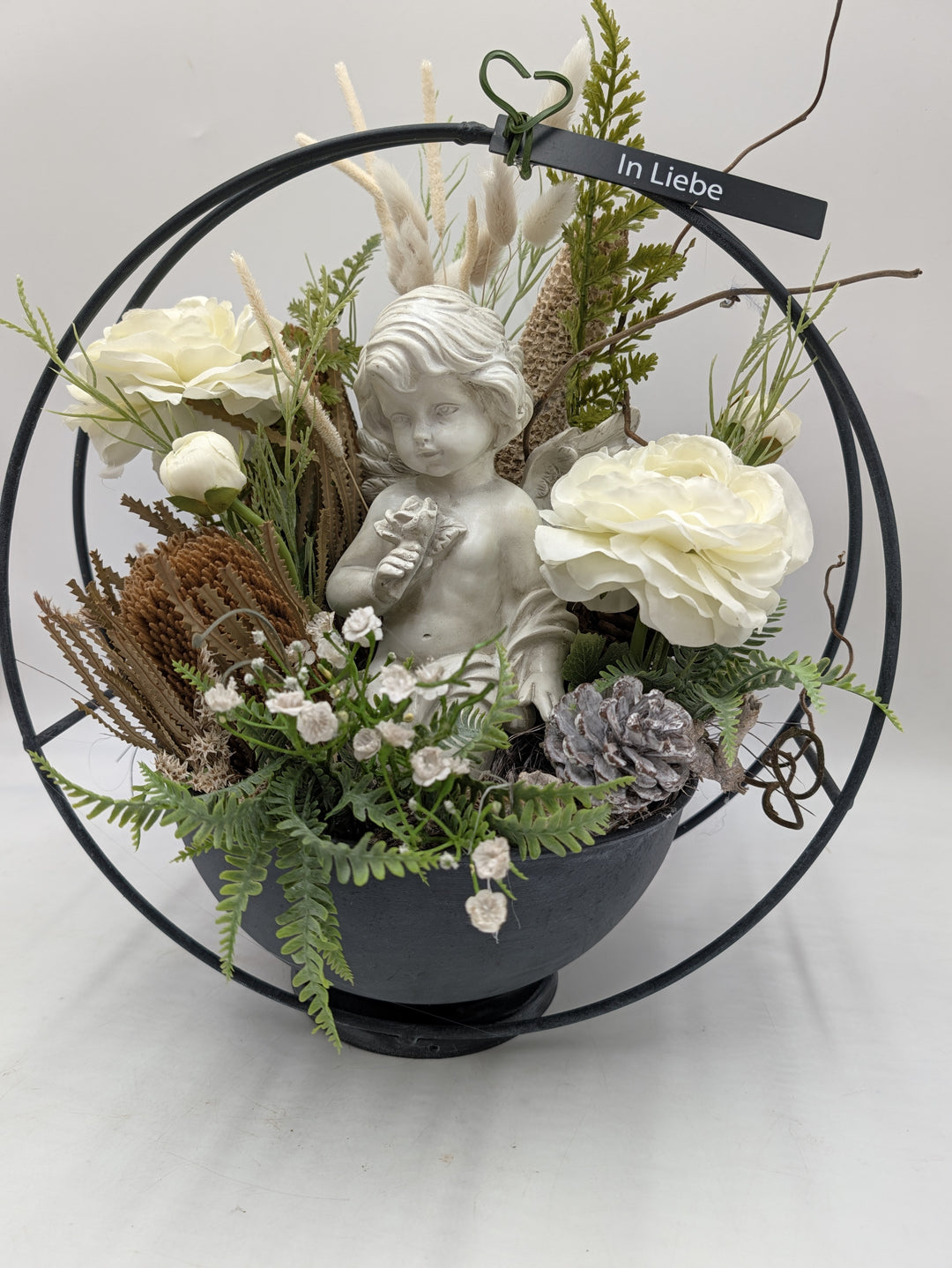 Trauergesteck Engel Rosen weiß creme im Metallring – Ansicht 4