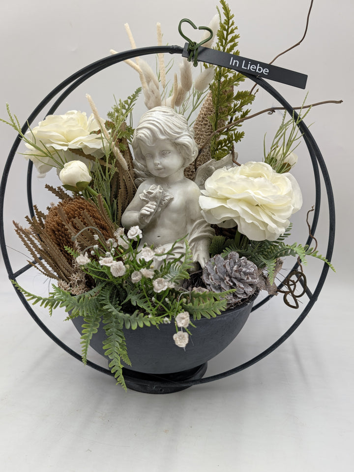 Trauergesteck Engel Rosen weiß creme im Metallring – Ansicht 4