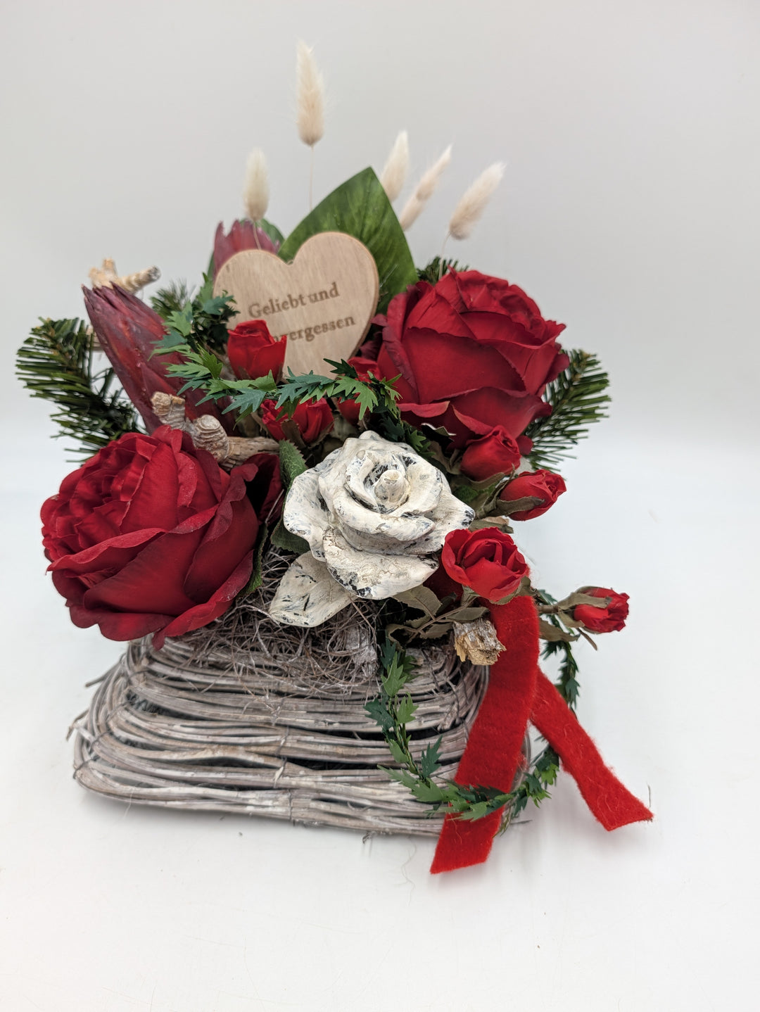 Trauergesteck Rosen Holzherz Protea rot weiß im Korb – Ansicht 3