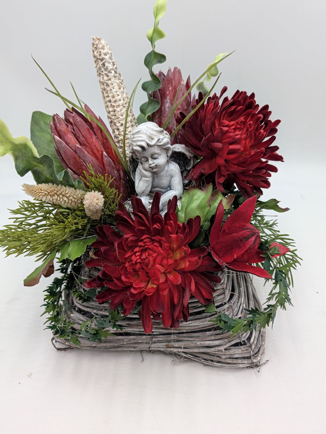 Trauergesteck Engel Chrysanthemen Protea rot grau – Ansicht 3
