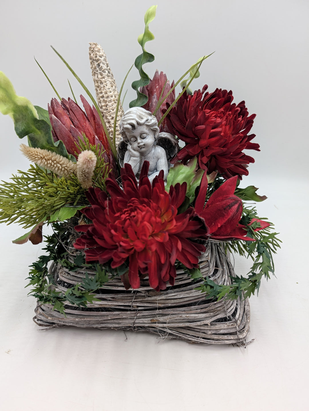 Trauergesteck Engel Chrysanthemen Protea rot grau – Ansicht 4