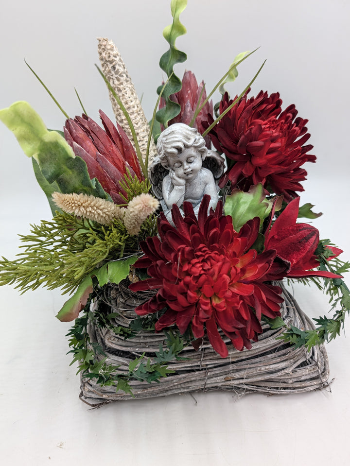 Trauergesteck Engel Chrysanthemen Protea rot grau – Ansicht 5