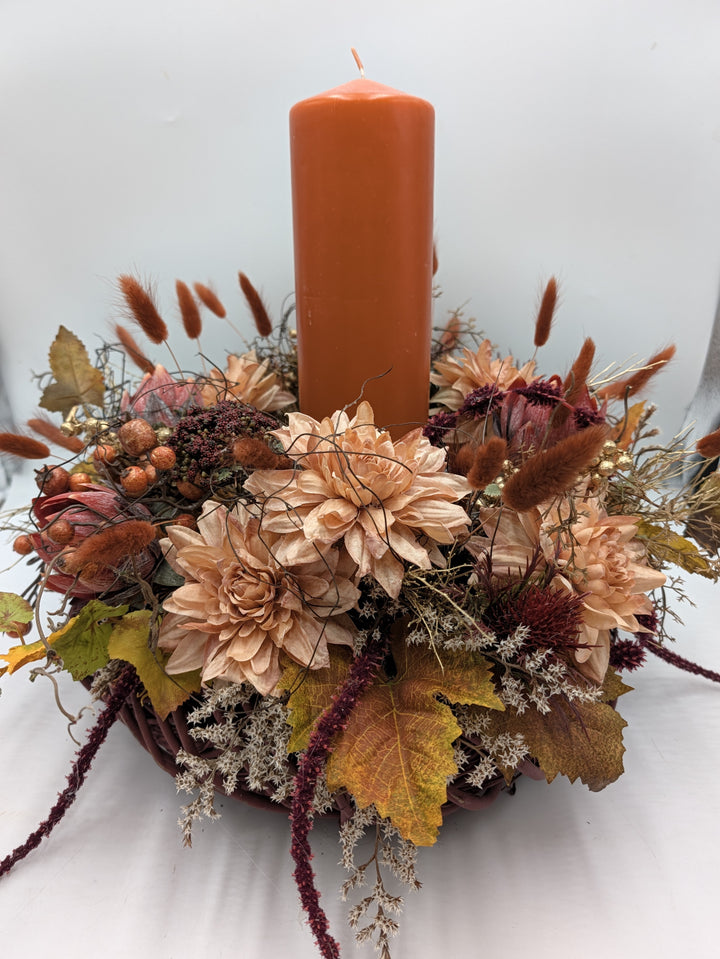 Herbstgesteck Kerze Dahlien Hagebutten Gräser orange dunkelrot – Ansicht 3