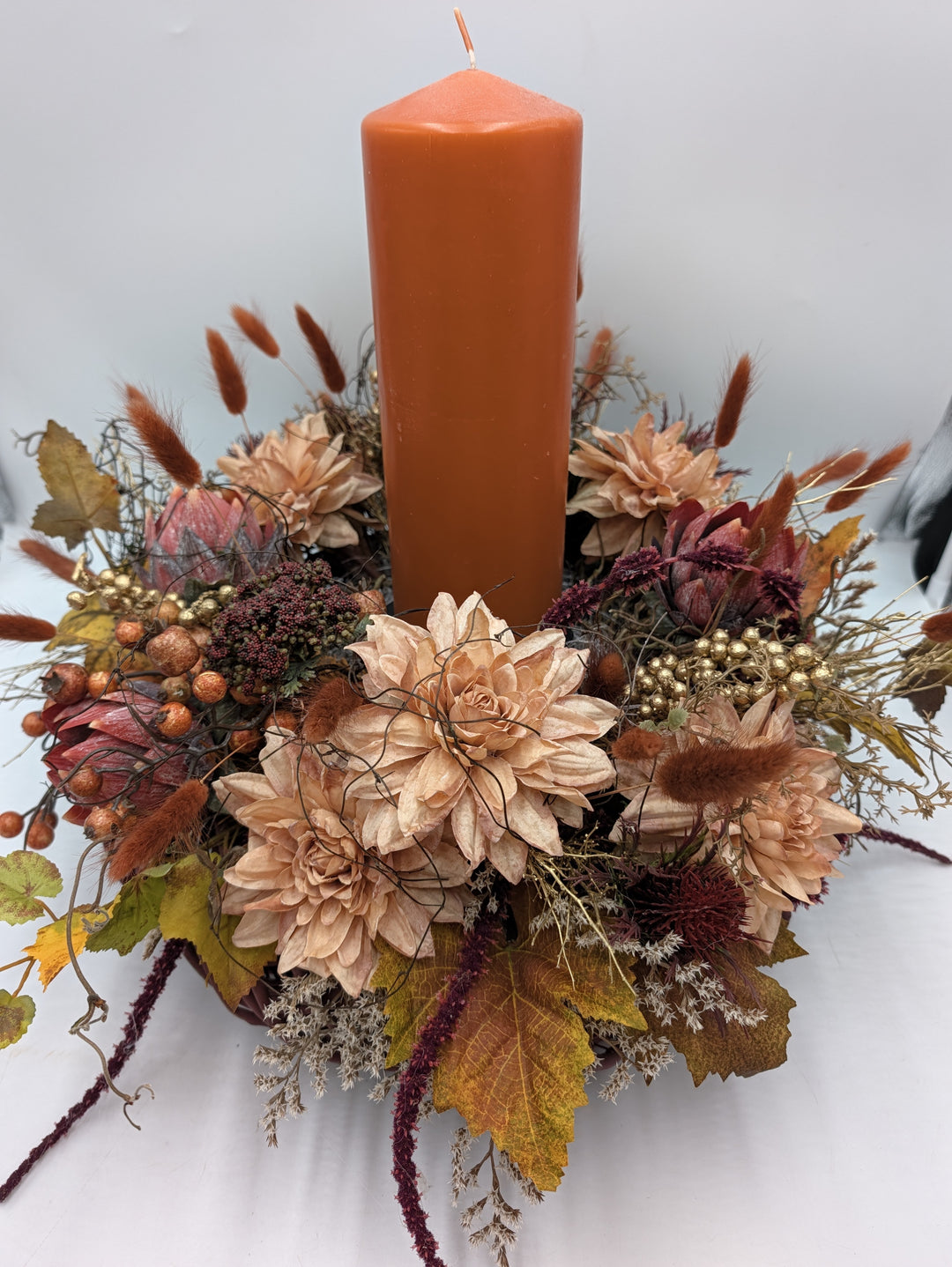 Herbstgesteck Kerze Dahlien Hagebutten Gräser orange dunkelrot – Ansicht 4