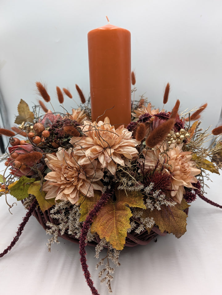 Herbstgesteck Kerze Dahlien Hagebutten Gräser orange dunkelrot – Ansicht 5