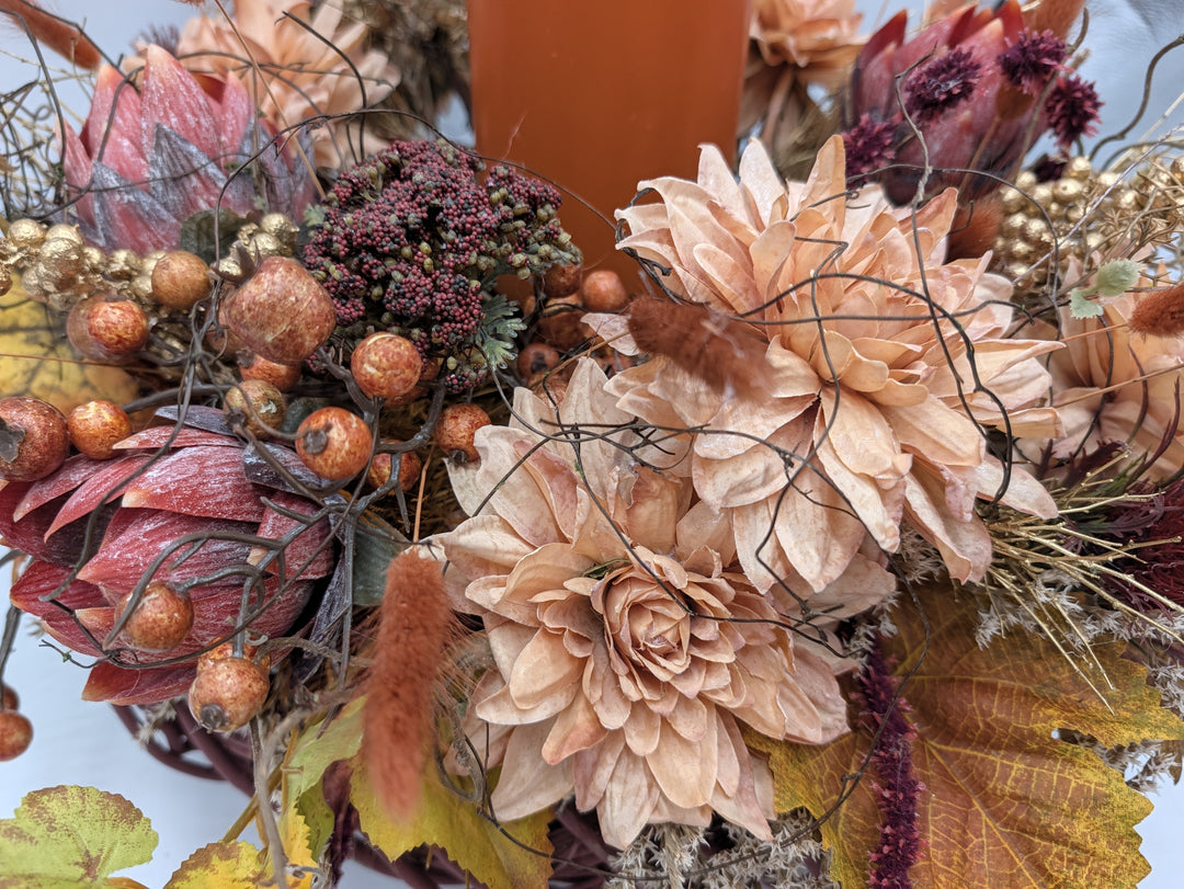 Herbstgesteck Kerze Dahlien Hagebutten Gräser orange dunkelrot – Ansicht 6