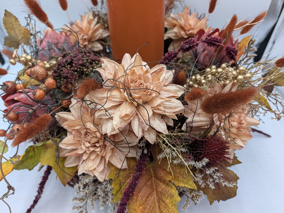 Herbstgesteck Kerze Dahlien Hagebutten Gräser orange dunkelrot – Ansicht 7