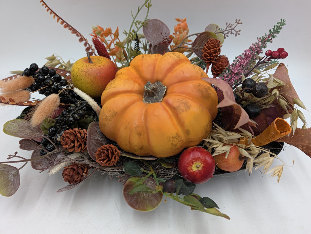 Herbstgesteck Kürbis Heide Zapfen Äpfel orange braun – Ansicht 4