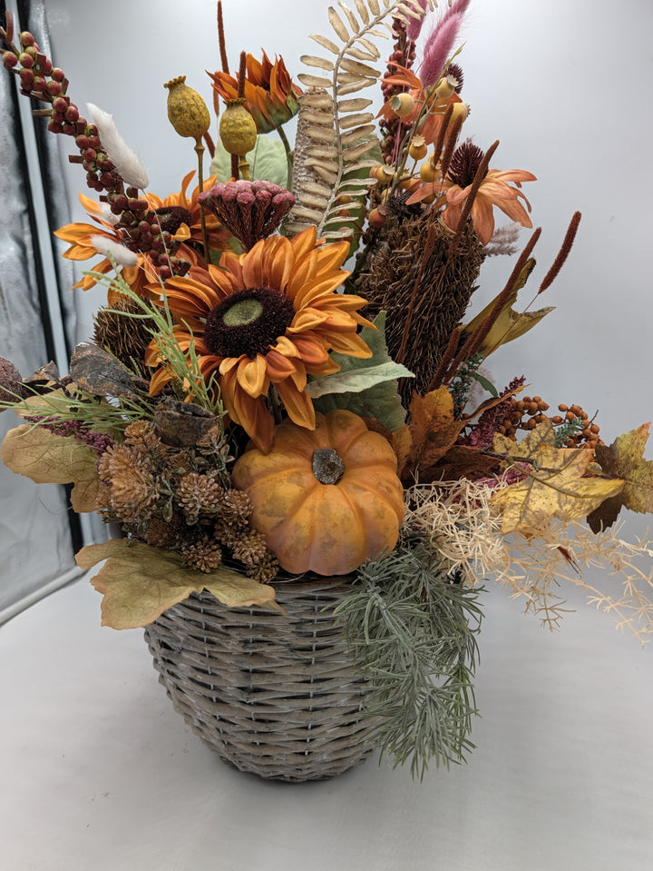 Herbstgesteck Sonnenblumen Kürbis Beeren orange braun im Korb – Ansicht 3