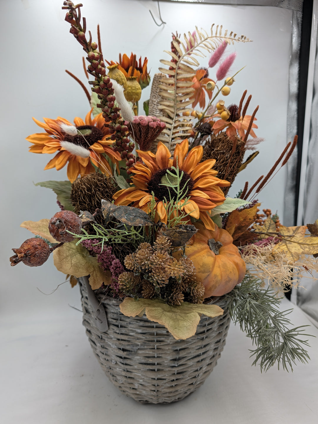 Herbstgesteck Sonnenblumen Kürbis Beeren orange braun im Korb – Ansicht 4