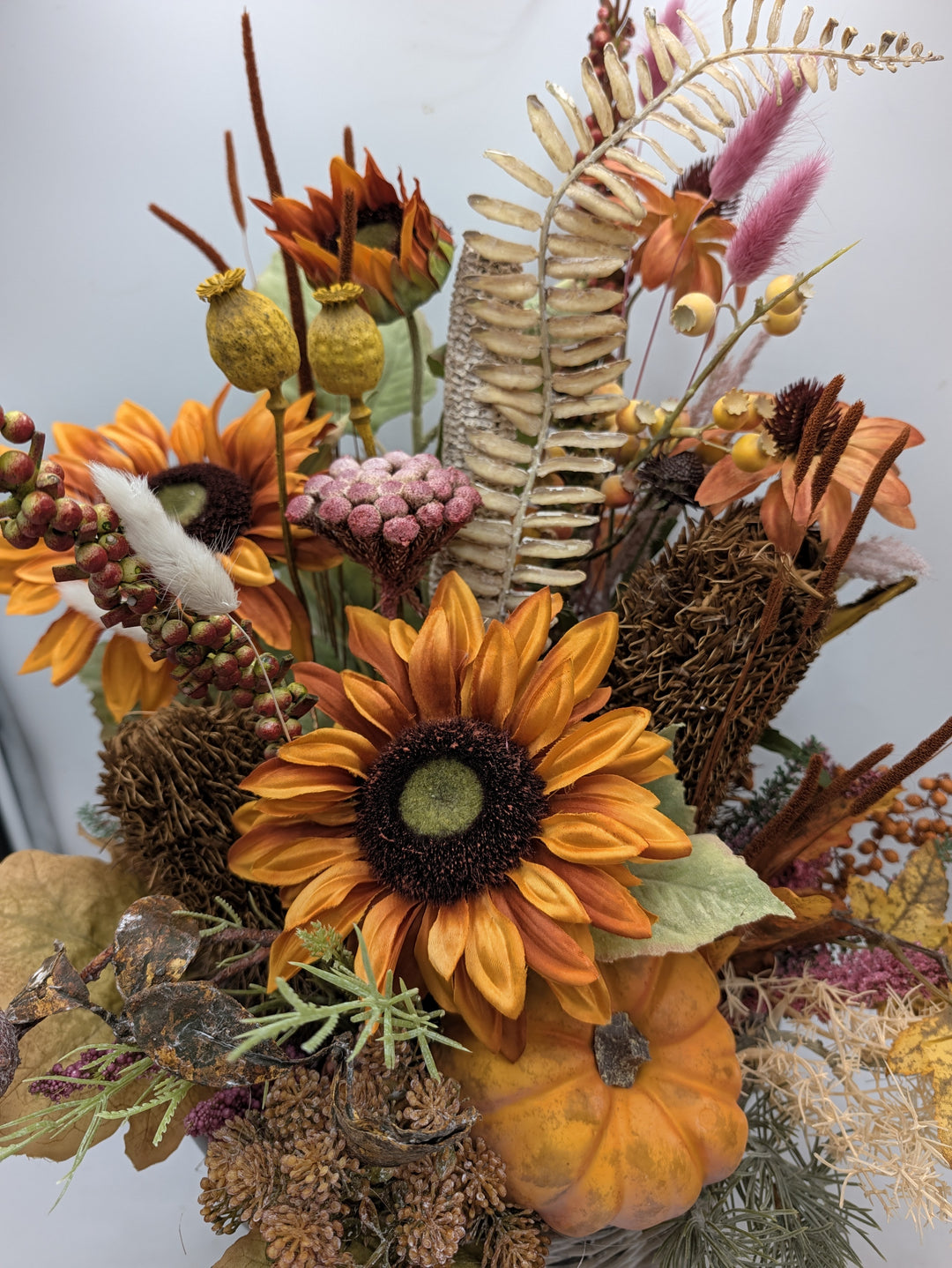Herbstgesteck Sonnenblumen Kürbis Beeren orange braun im Korb – Ansicht 5