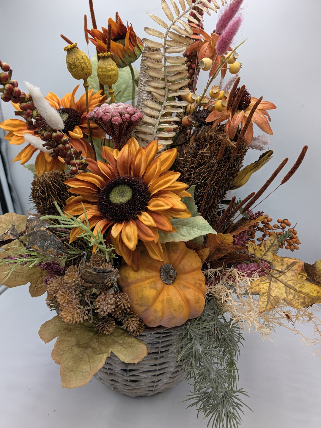 Herbstgesteck Sonnenblumen Kürbis Beeren orange braun im Korb – Ansicht 6