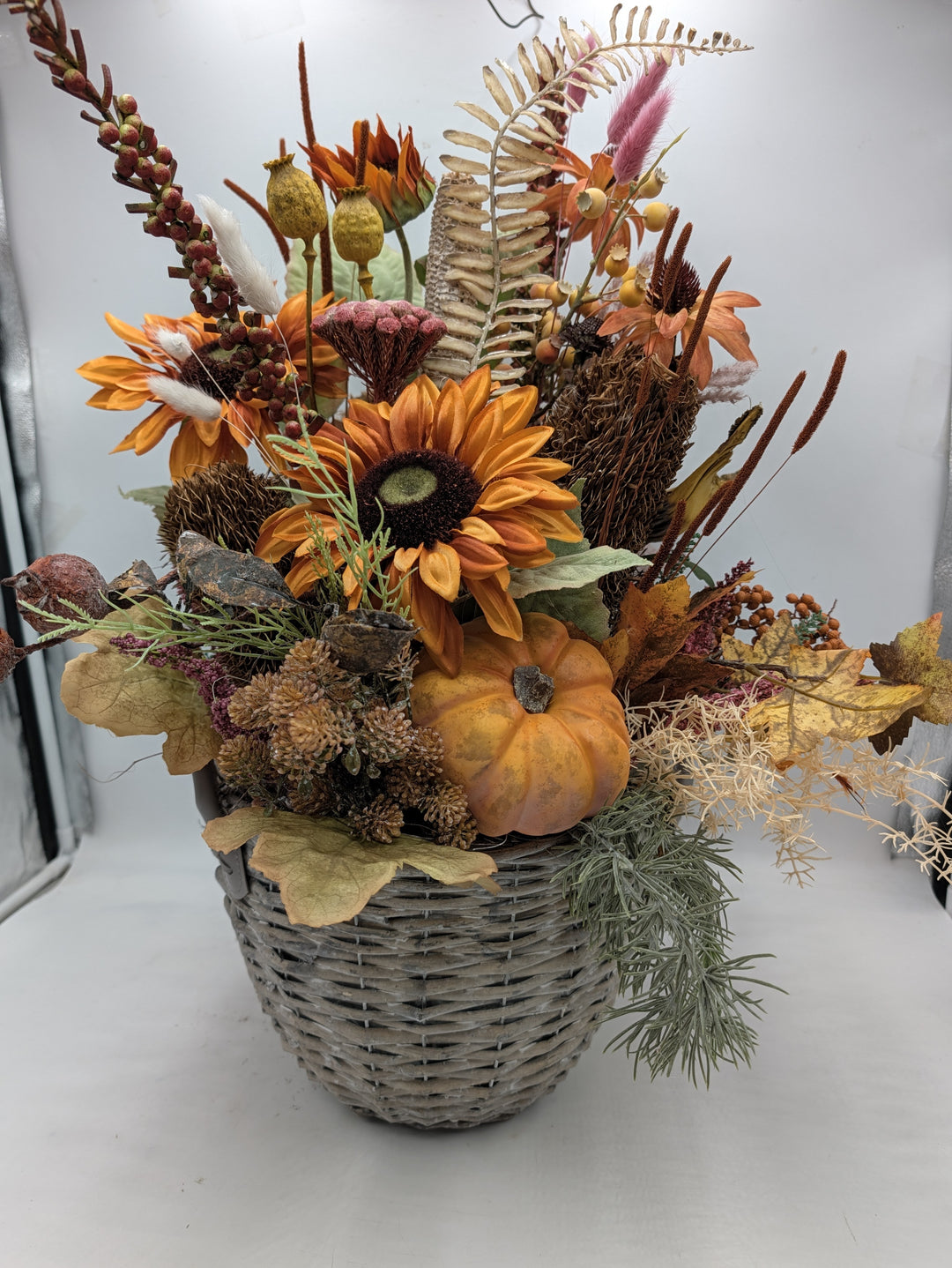Herbstgesteck Sonnenblumen Kürbis Beeren orange braun im Korb – Ansicht 7