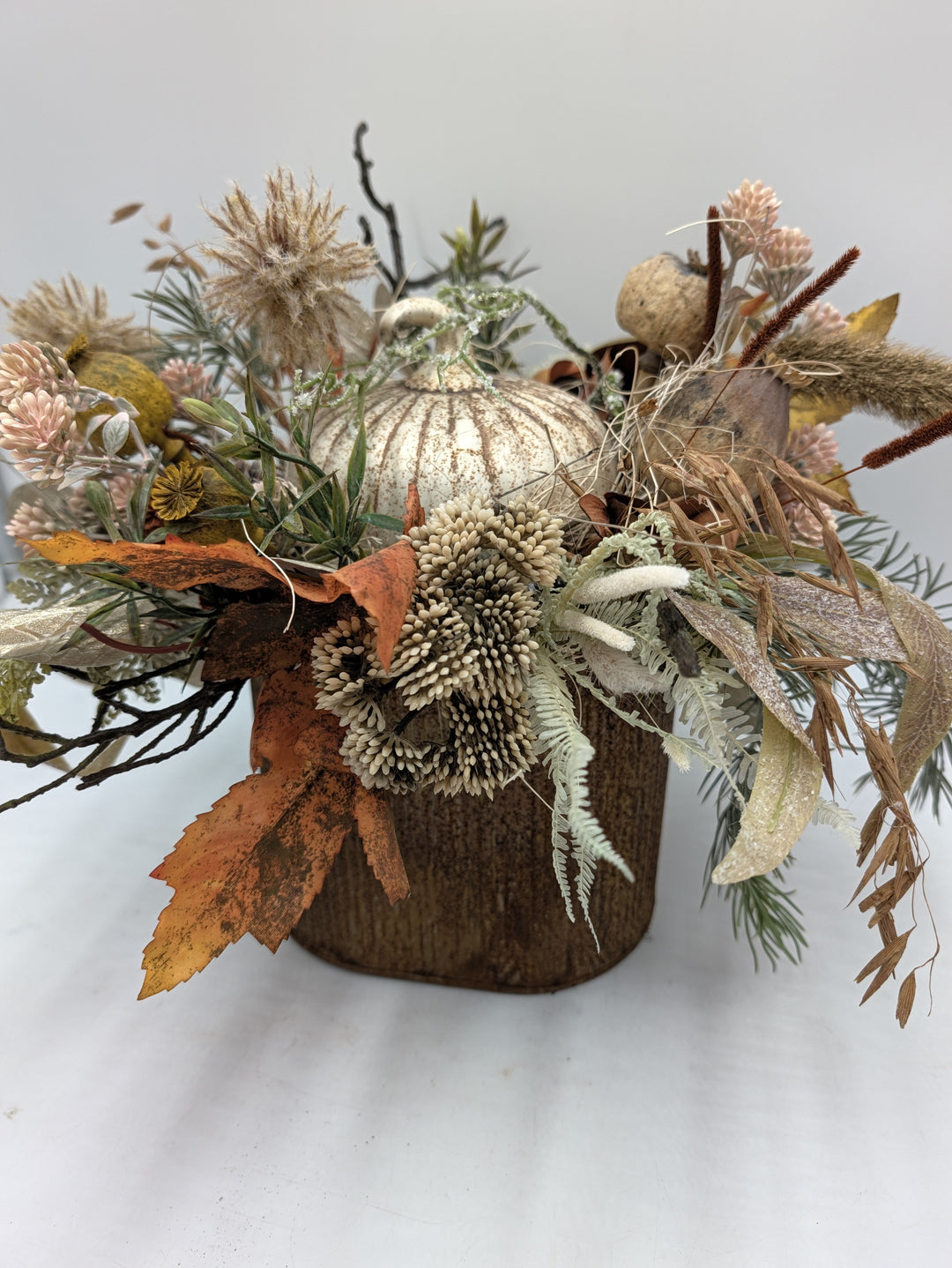 Herbstgesteck Kürbis Gräser Herbstlaub creme rost – Ansicht 7