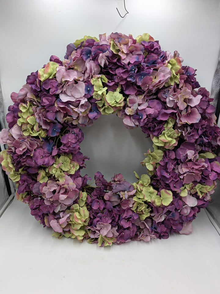 Hortensienkranz in Violett und Hellgrün von vorn, offene Mitte, Blüten decken den Kranzkörper komplett