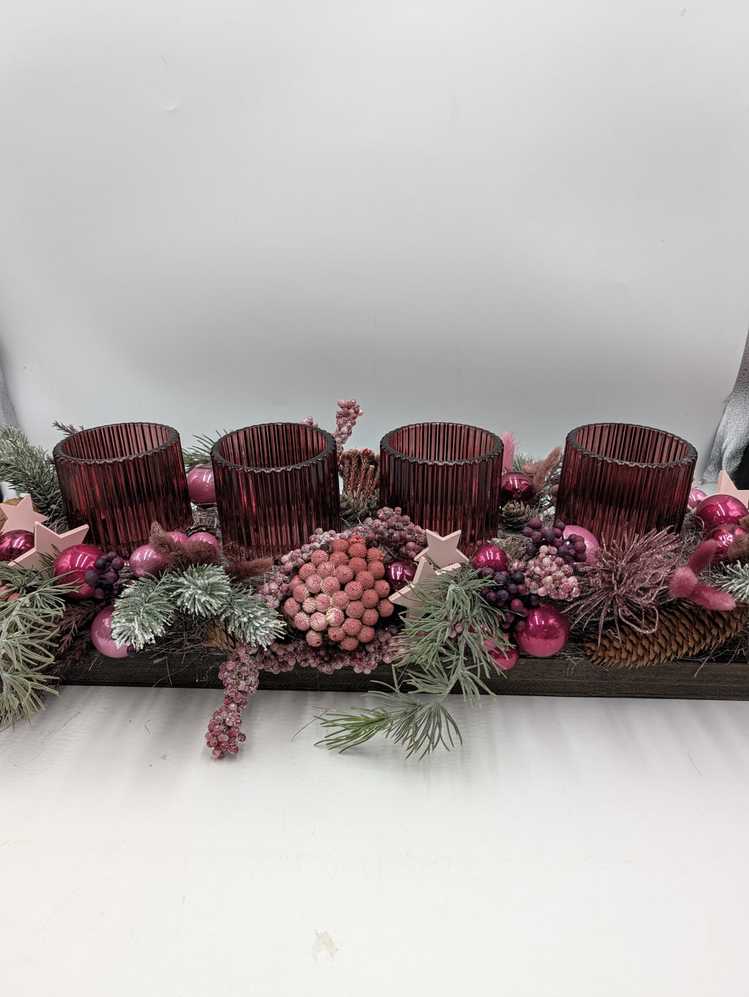 Adventsgesteck lang Teelichtgläser Kugeln Beeren rosa pink – Ansicht 3