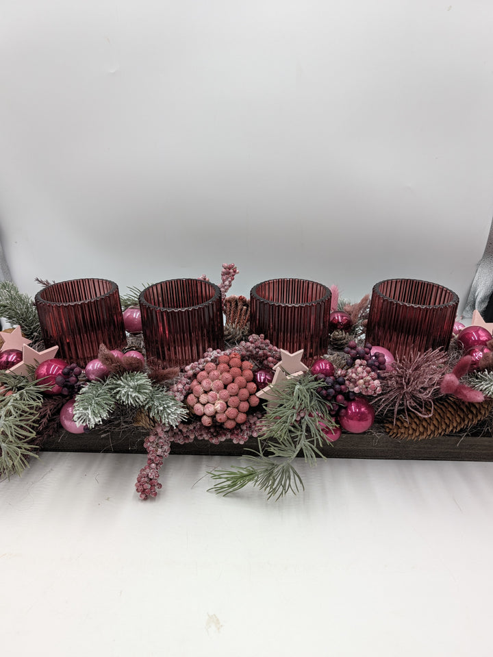 Adventsgesteck lang Teelichtgläser Kugeln Beeren rosa pink – Ansicht 3