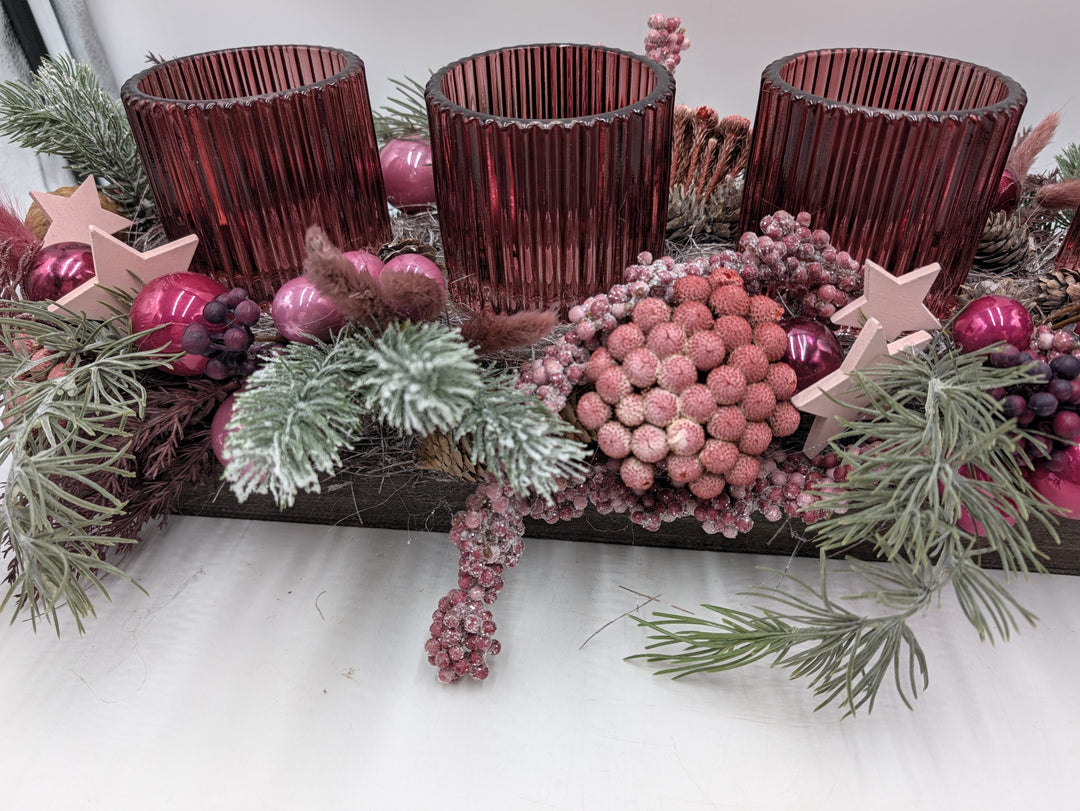 Adventsgesteck lang Teelichtgläser Kugeln Beeren rosa pink – Ansicht 4