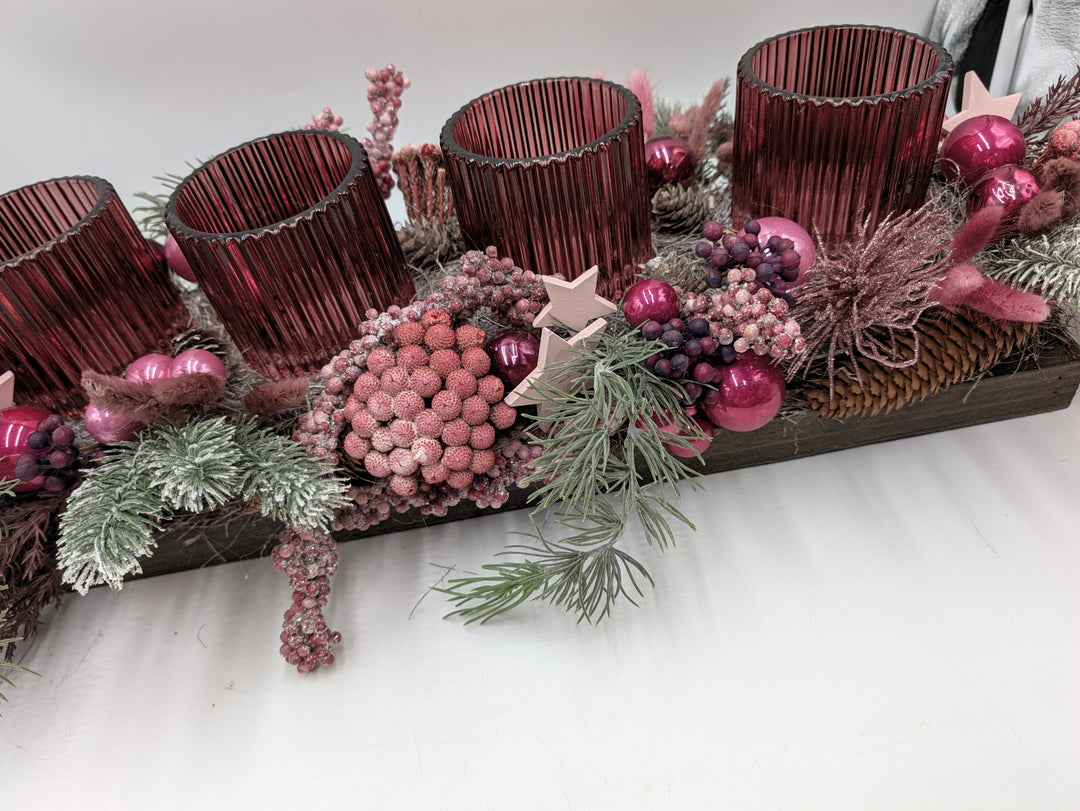 Adventsgesteck lang Teelichtgläser Kugeln Beeren rosa pink – Ansicht 5