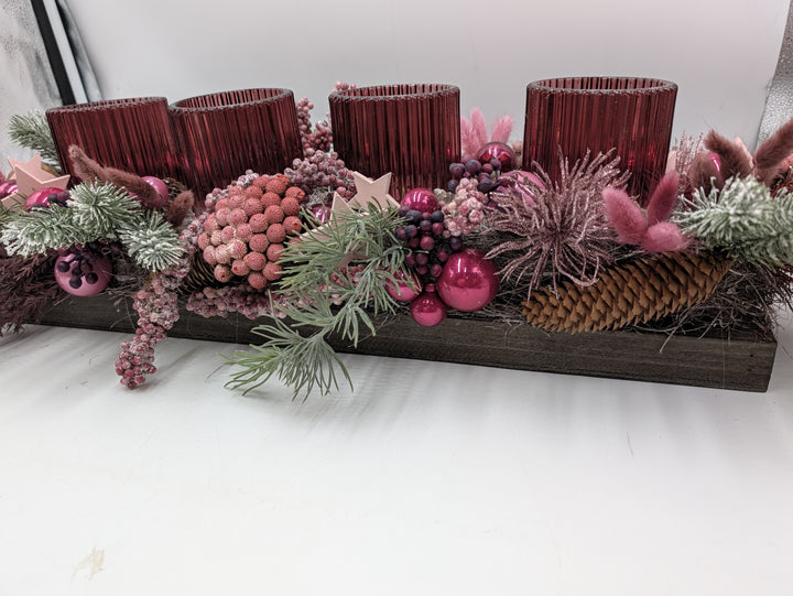 Adventsgesteck lang Teelichtgläser Kugeln Beeren rosa pink – Ansicht 6