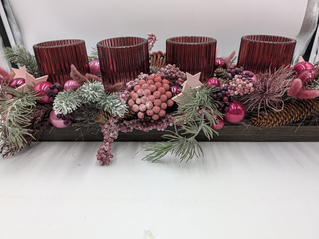 Adventsgesteck lang Teelichtgläser Kugeln Beeren rosa pink – Ansicht 7