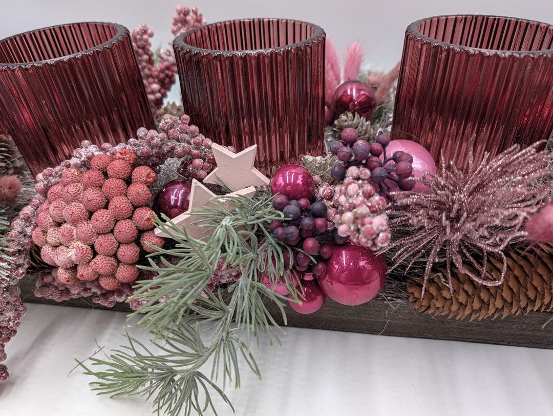 Adventsgesteck lang Teelichtgläser Kugeln Beeren rosa pink – Ansicht 8