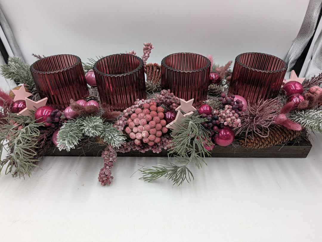 Adventsgesteck lang Teelichtgläser Kugeln Beeren rosa pink – Ansicht 9
