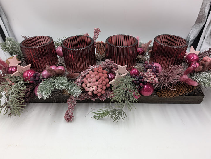 Adventsgesteck lang Teelichtgläser Kugeln Beeren rosa pink – Ansicht 9