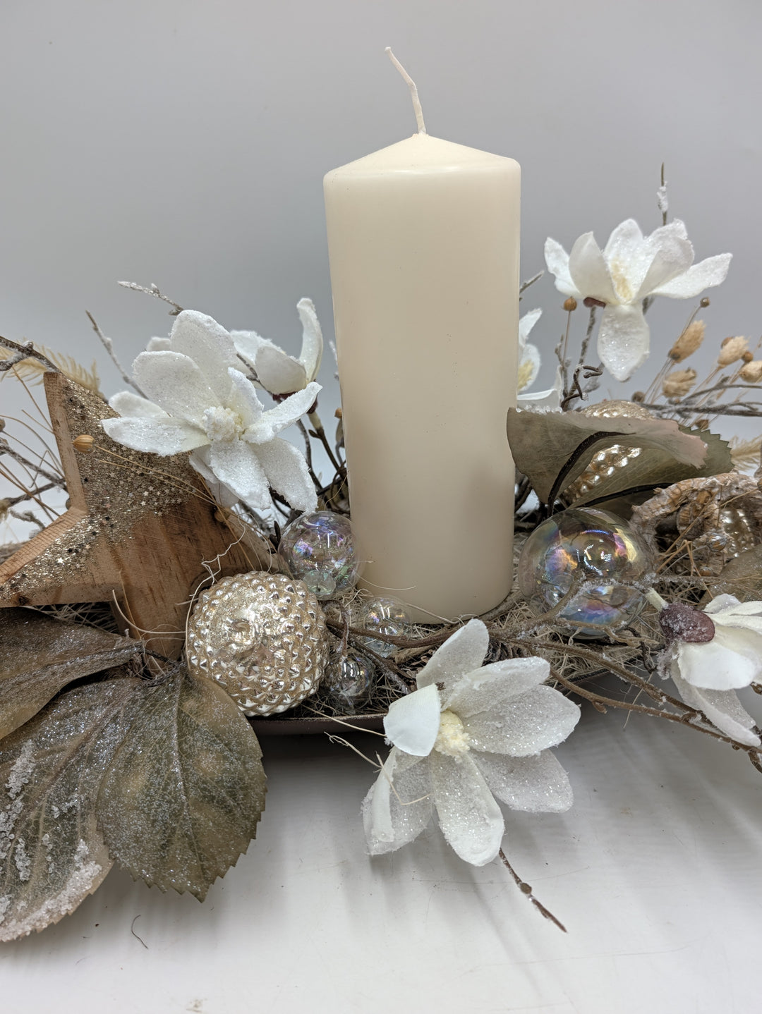 Wintergesteck Magnolien Kugeln Stern creme weiß – Ansicht 3