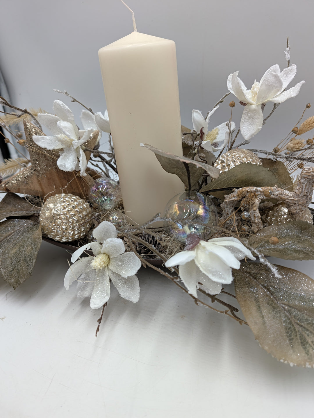 Wintergesteck Magnolien Kugeln Stern creme weiß – Ansicht 4