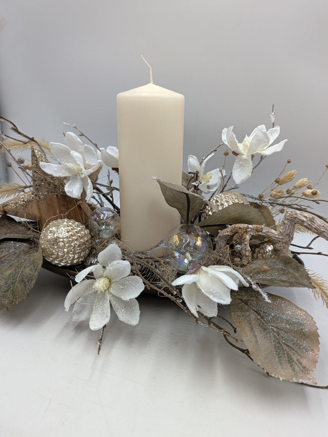 Wintergesteck Magnolien Kugeln Stern creme weiß – Ansicht 7