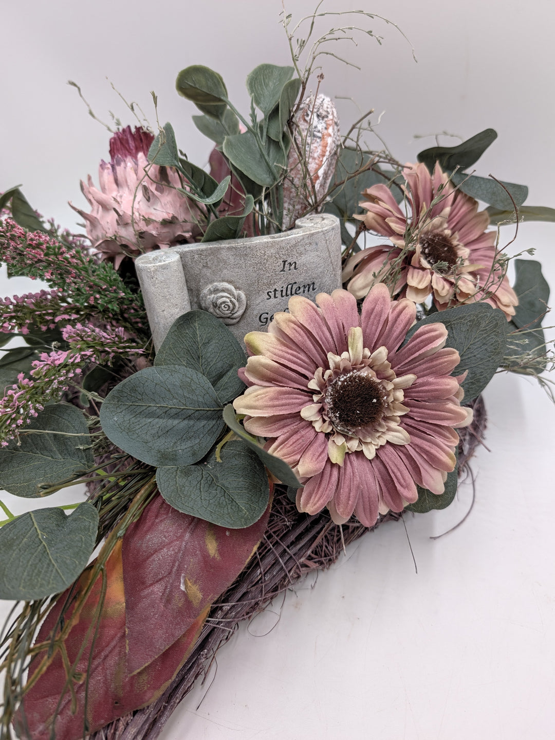 Trauergesteck Gerbera Protea Heide rosa grün – Ansicht 6