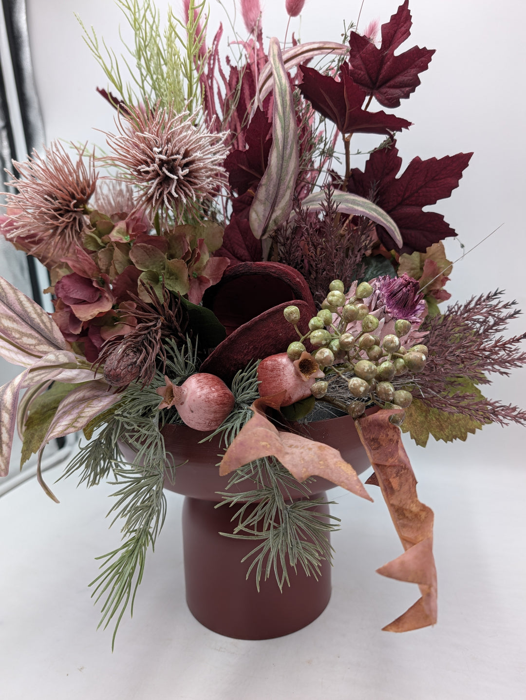 Herbstgesteck Hortensie Distel Gräser dunkelrot rosa – Ansicht 4