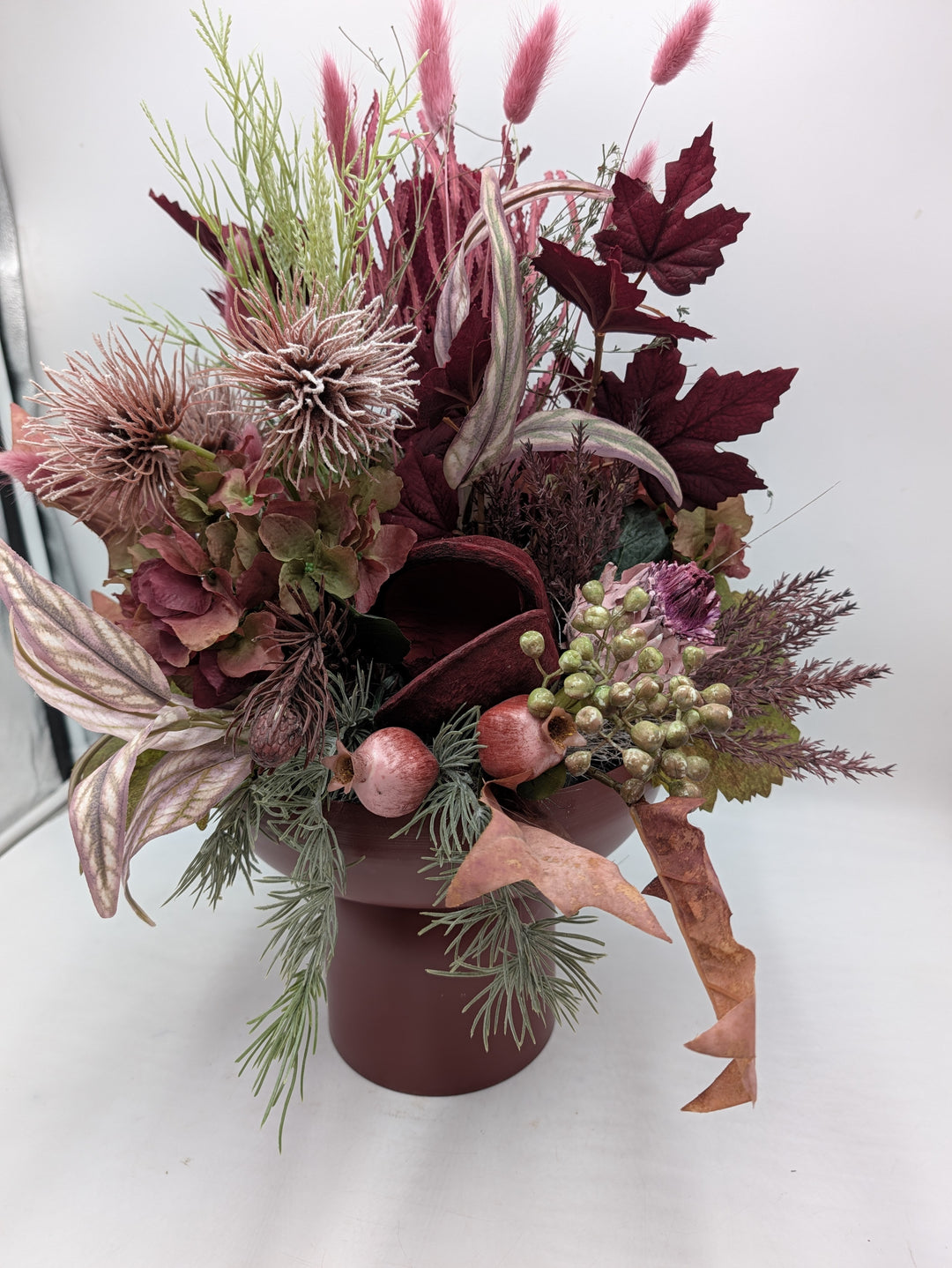 Herbstgesteck Hortensie Distel Gräser dunkelrot rosa – Ansicht 5