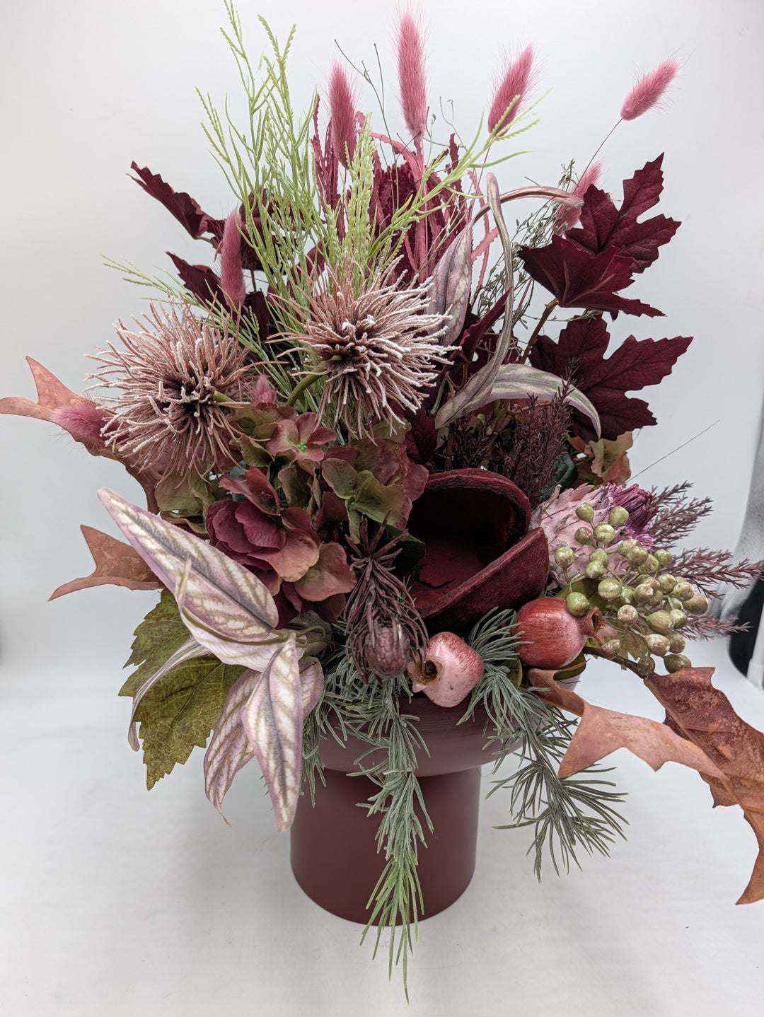 Herbstgesteck Hortensie Distel Gräser dunkelrot rosa – Ansicht 6