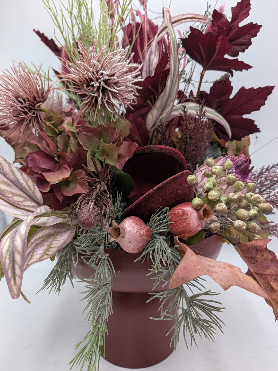 Herbstgesteck Hortensie Distel Gräser dunkelrot rosa – Ansicht 7