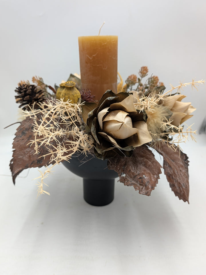 Herbstgesteck Kerze Zapfen Blätter ocker braun – Ansicht 5