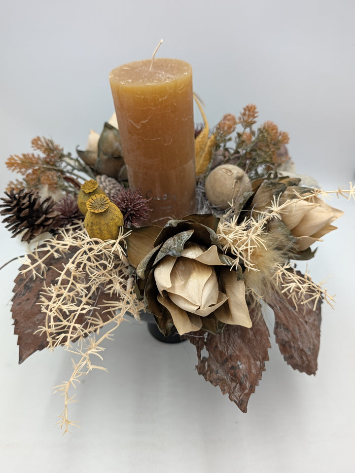 Herbstgesteck Kerze Zapfen Blätter ocker braun – Ansicht 6