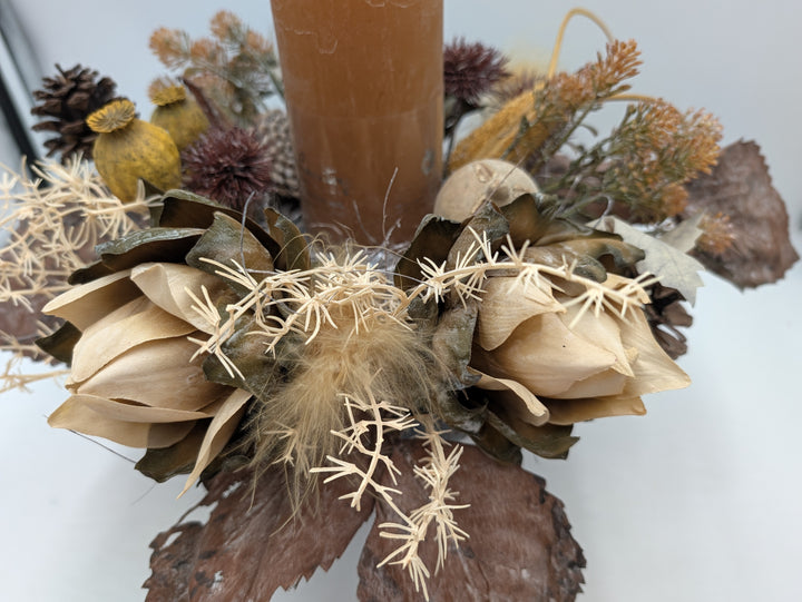 Herbstgesteck Kerze Zapfen Blätter ocker braun – Ansicht 7