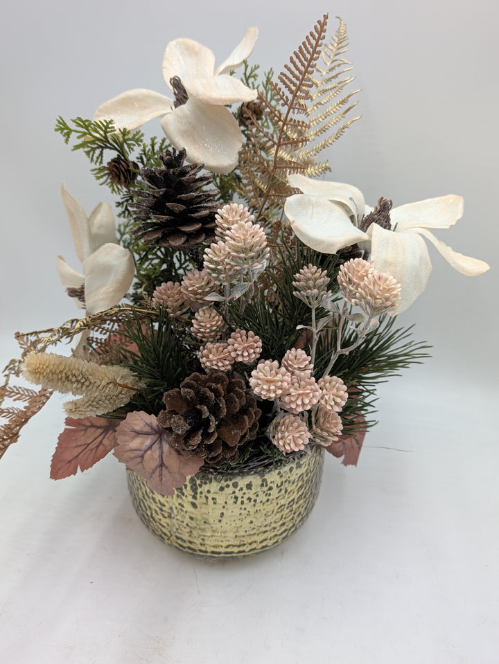 Wintergesteck Magnolien Zapfen Farn creme rosa – Ansicht 3