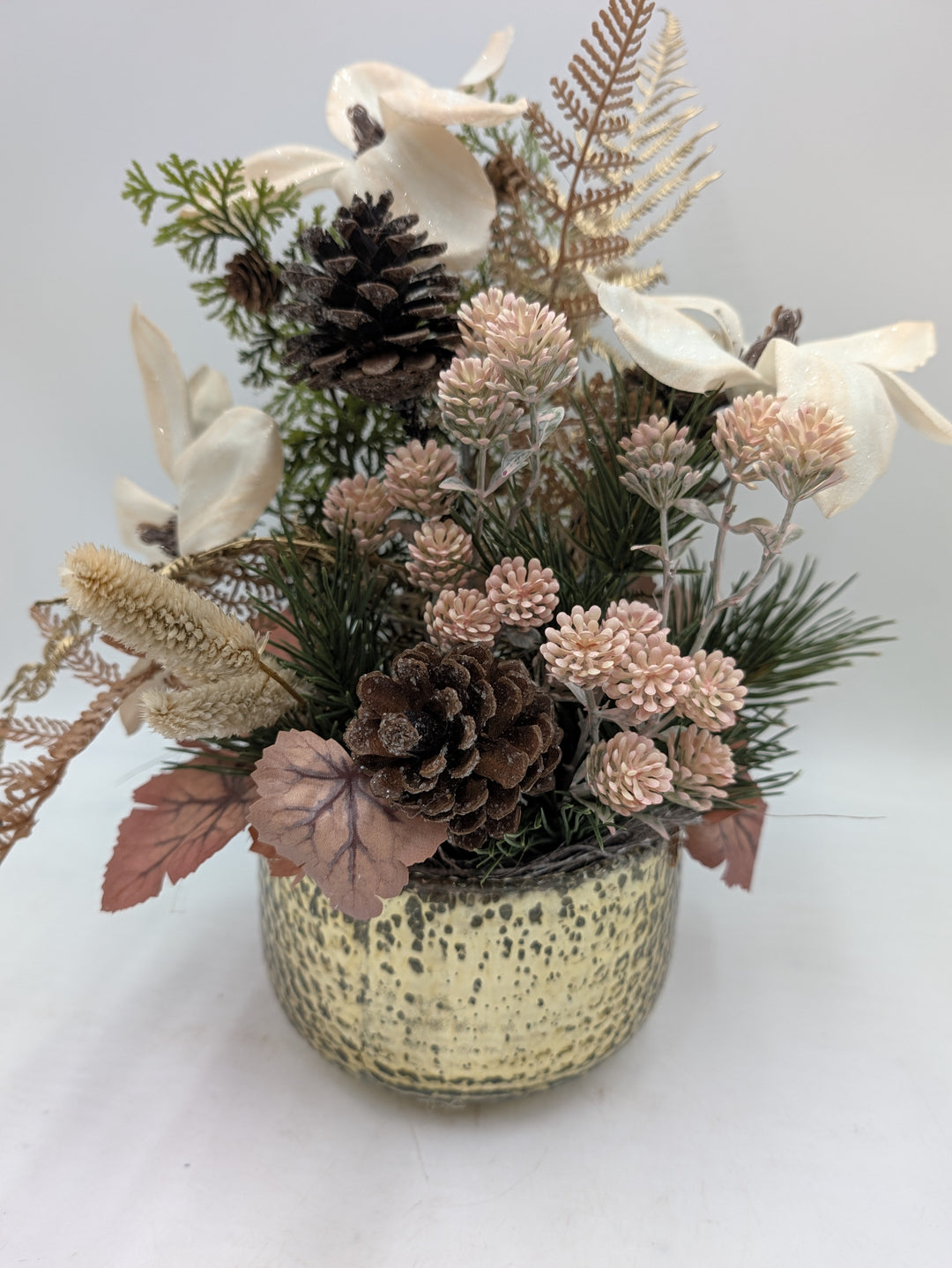 Wintergesteck Magnolien Zapfen Farn creme rosa – Ansicht 4