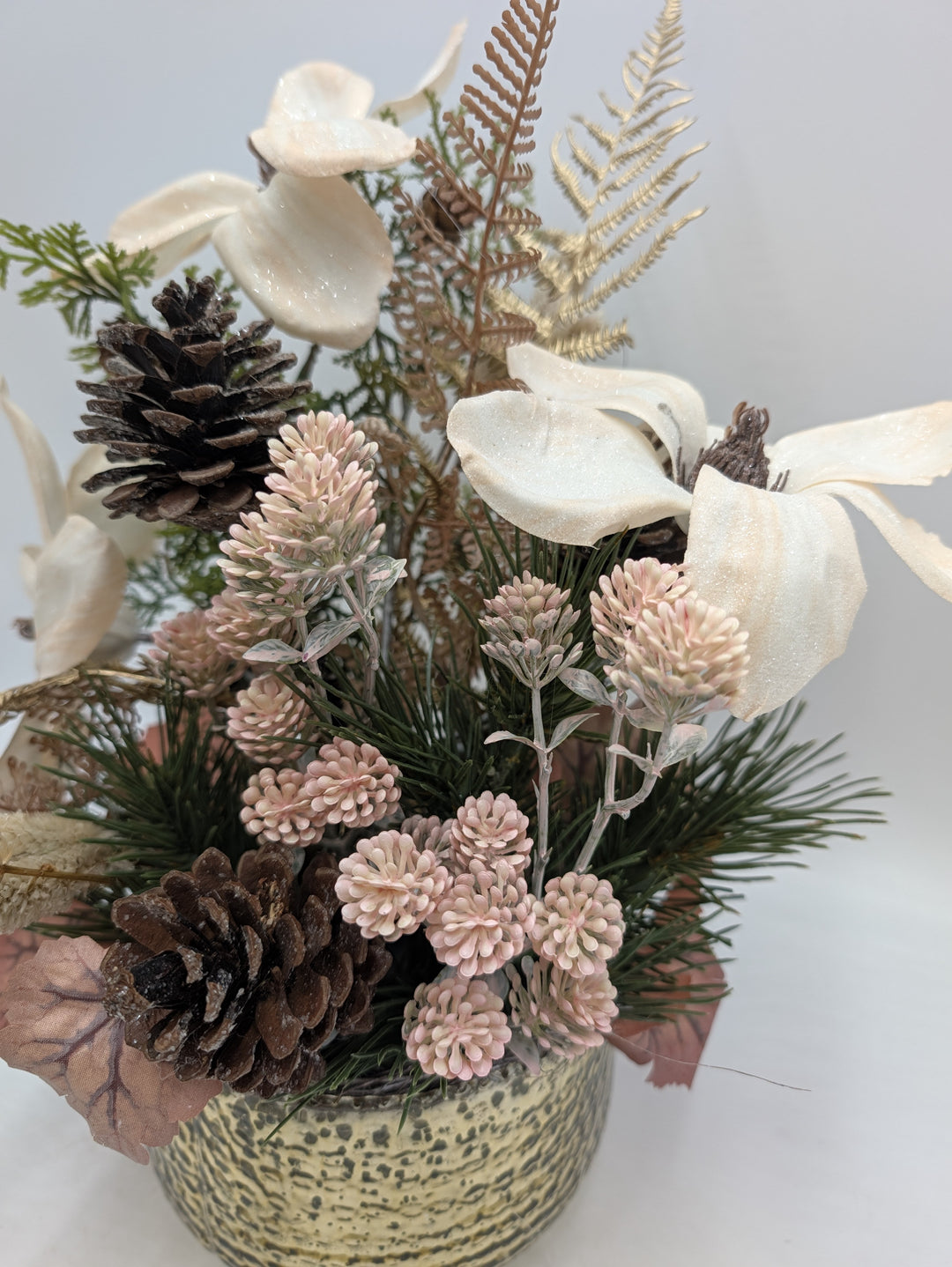 Wintergesteck Magnolien Zapfen Farn creme rosa – Ansicht 5