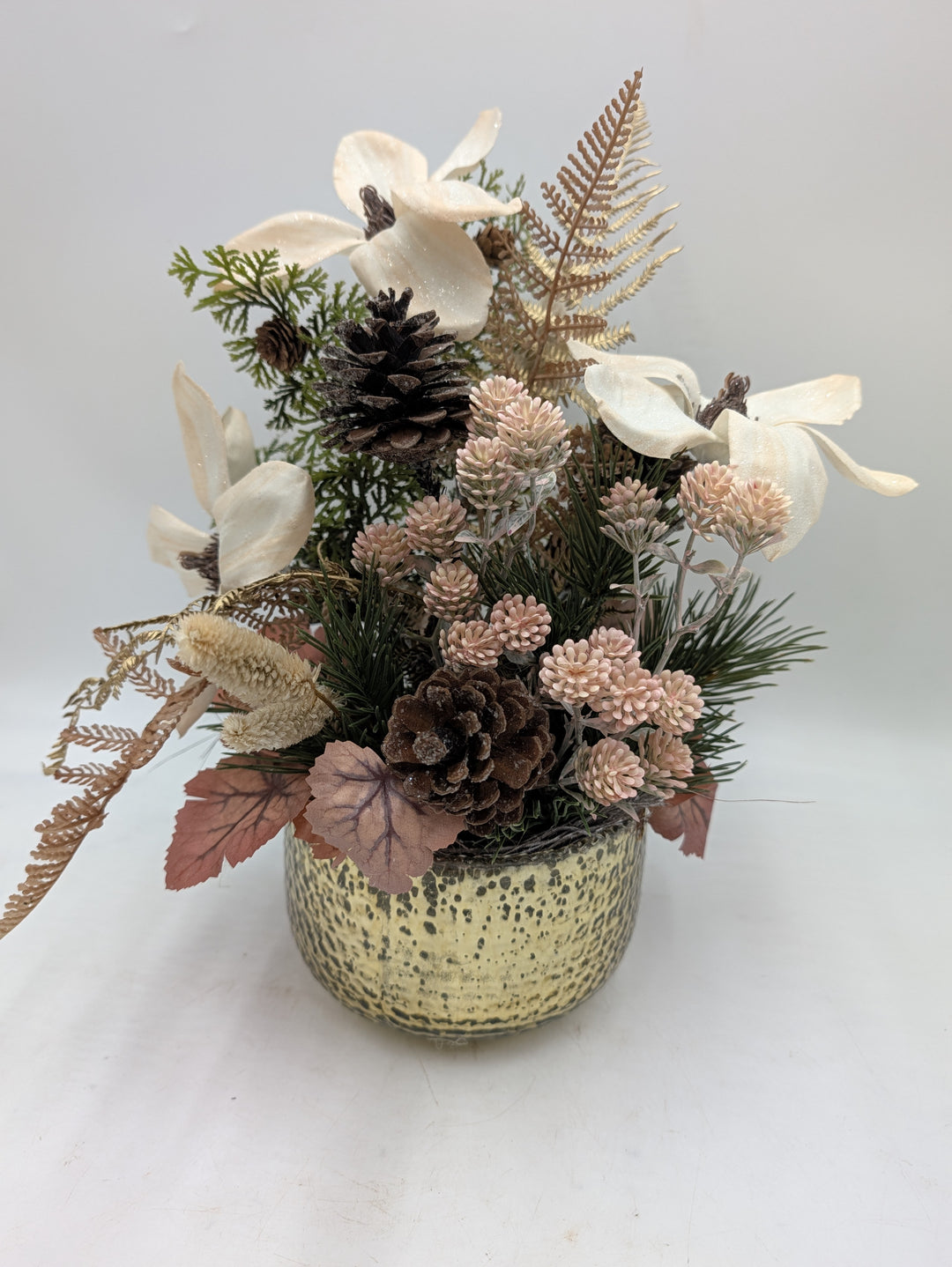 Wintergesteck Magnolien Zapfen Farn creme rosa – Ansicht 6