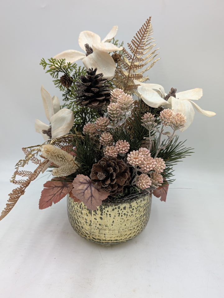 Wintergesteck Magnolien Zapfen Farn creme rosa – Ansicht 6