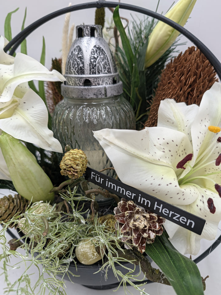 Grabgesteck Grablicht Lilien Zapfen weiß schwarz – Ansicht 3