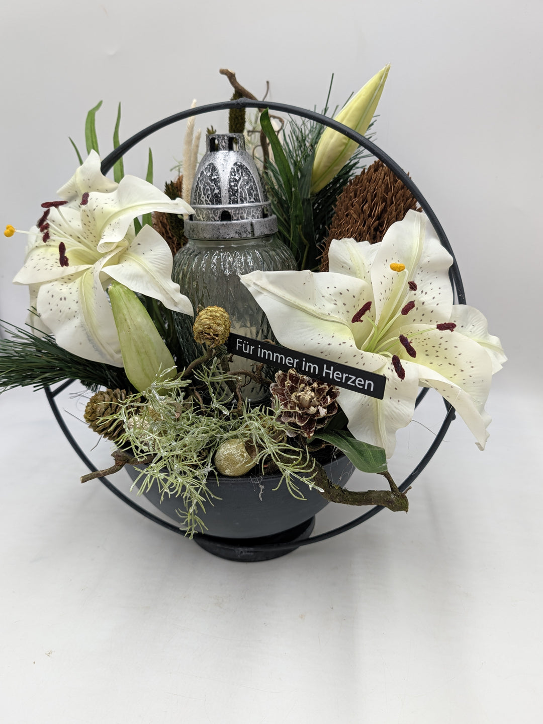 Grabgesteck Grablicht Lilien Zapfen weiß schwarz – Ansicht 4