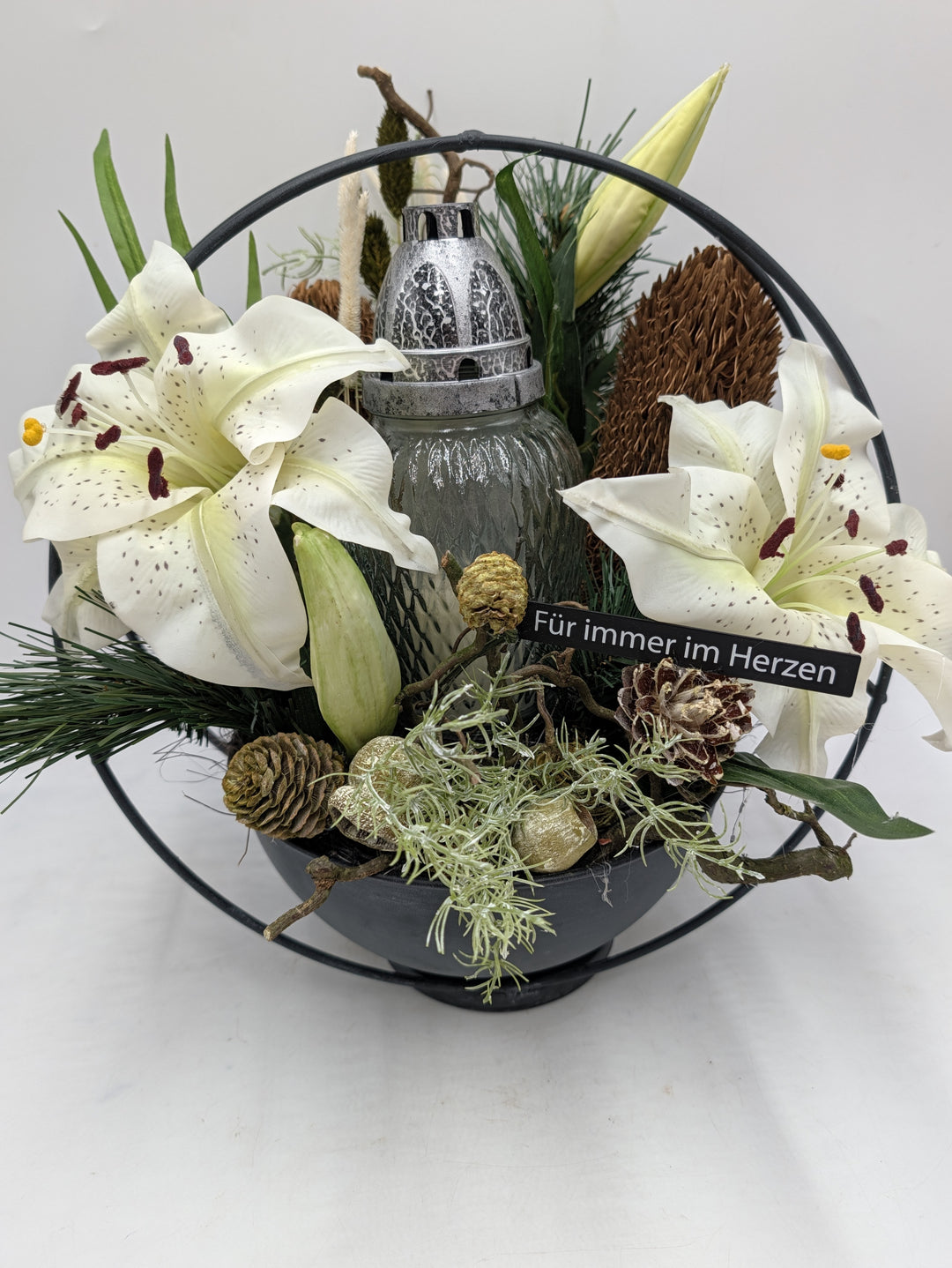 Grabgesteck Grablicht Lilien Zapfen weiß schwarz – Ansicht 5