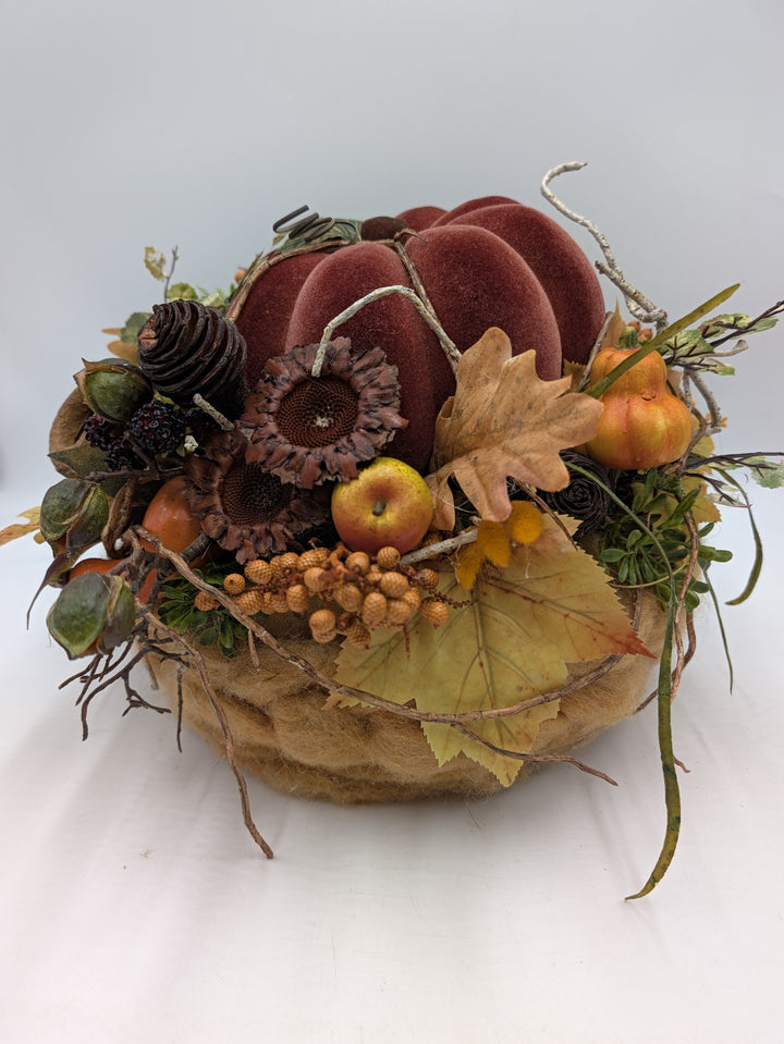 Herbstgesteck Samtkürbis Blätter Beeren weinrot braun – Ansicht 5